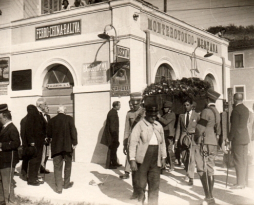 La bara viene portata alla stazione di Monterotondo