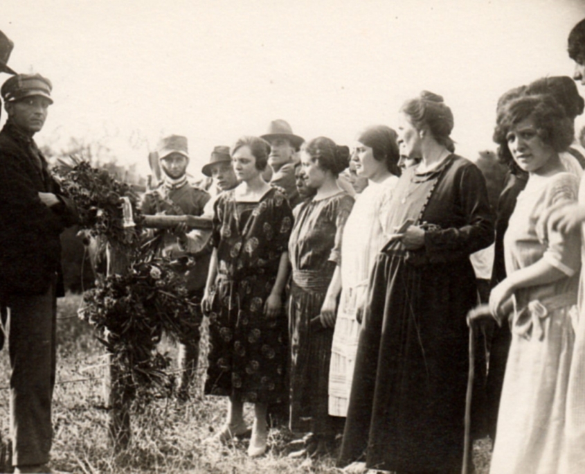 Le donne depongono fasci di fiori sulla strada che conduce al luogo del ritrovamento